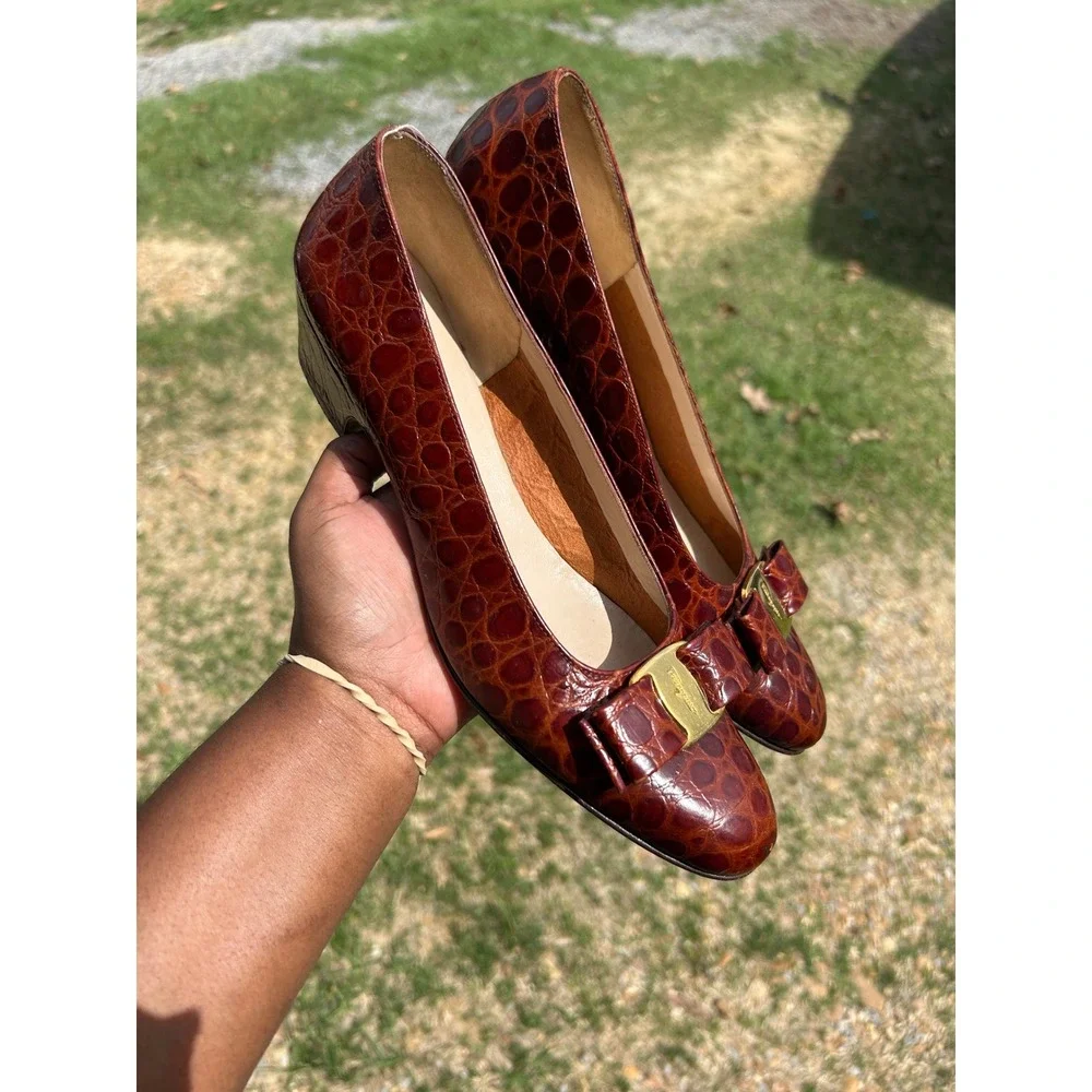 Salvatore Ferragamo Vara Pumps Women 9 AA Brown Croc Embossed Leather‎ Italy